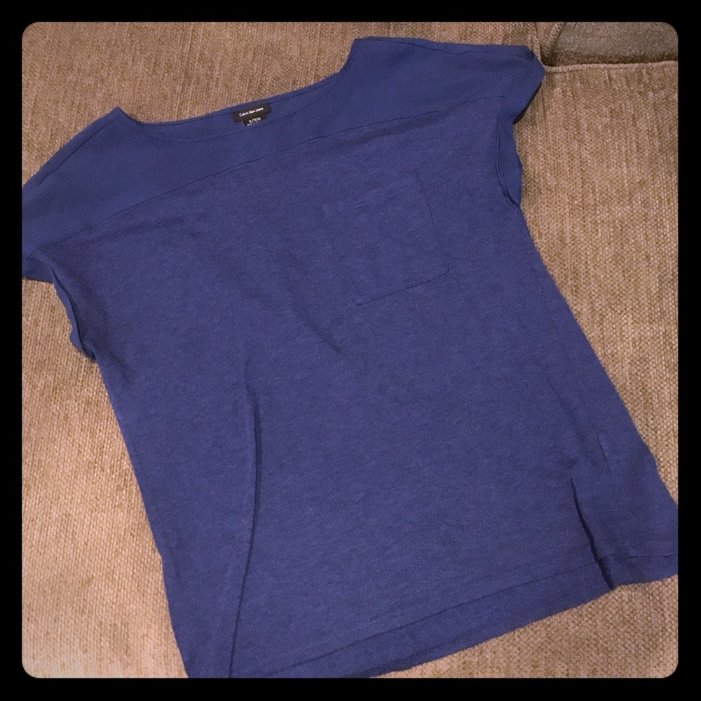 Blue knit shirt sleeve blouse